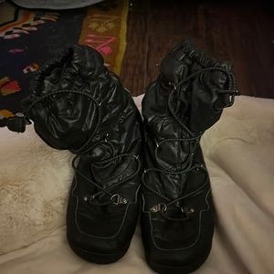 Navy The North Face Insulated Down Winter Boot. Size 9